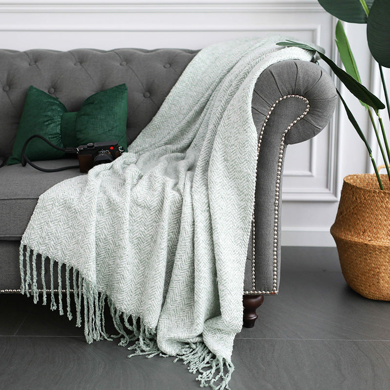 Coarsely woven throw blanket with herringbone jacquard and long fringes