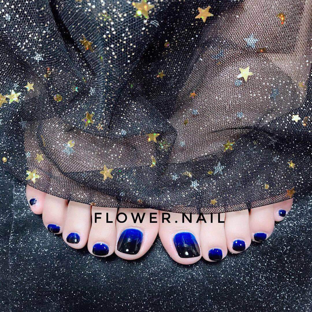 Artistic toenails with sparkling star designs Kalsten