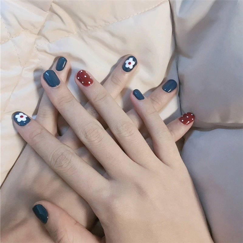 Artificial nails in a creative design with floral accents Kalsten