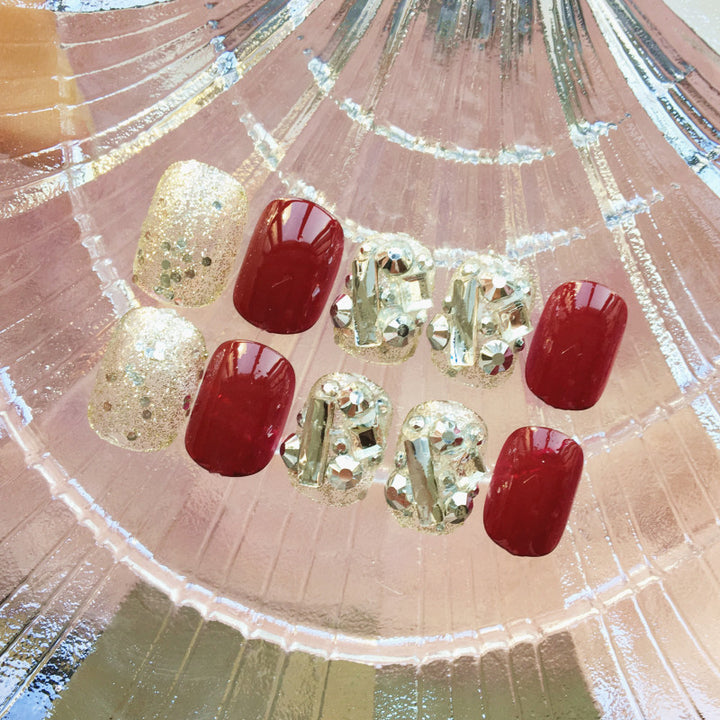 Nail art with luxurious glitter and floral design Kalsten