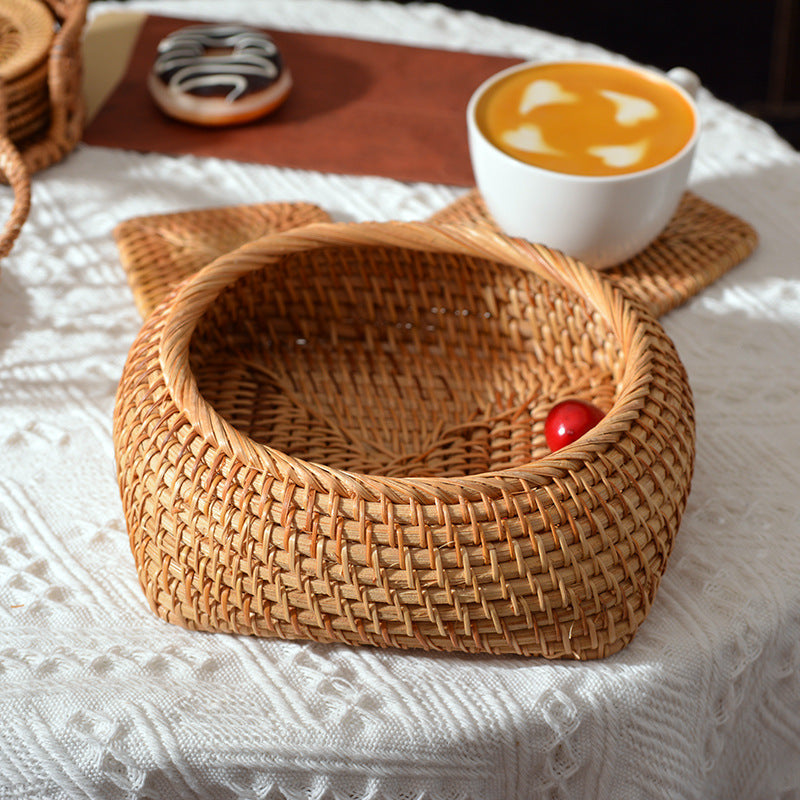 Oval basket made of woven material Kalsten
