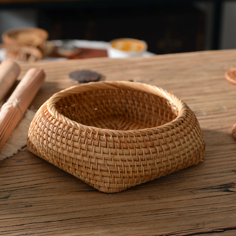 Oval basket made of woven material Kalsten