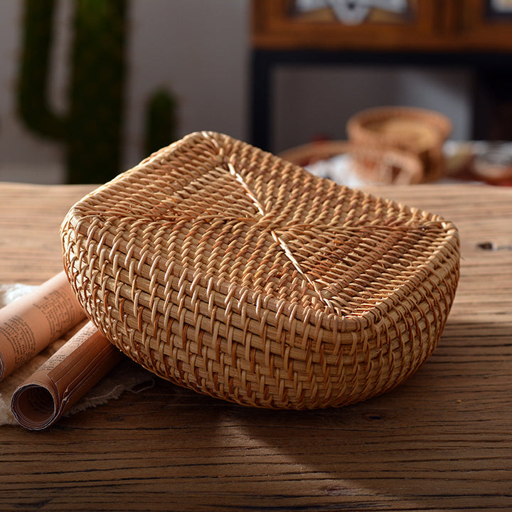 Oval basket made of woven material Kalsten