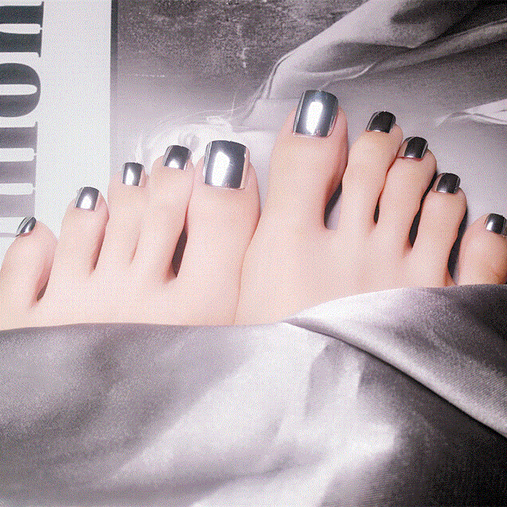 Artful toenails with elegant shine Kalsten