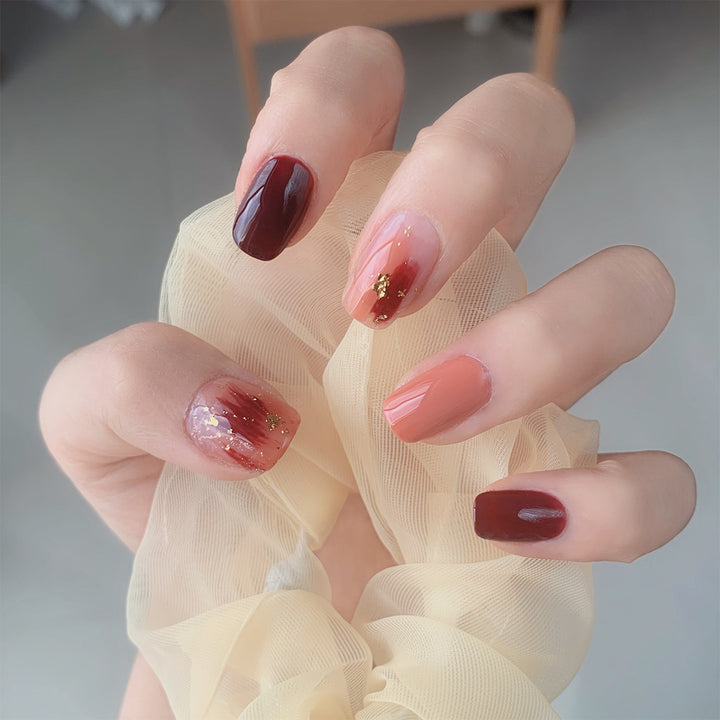 Artificial Nail Art with Gold Decorations Kalsten