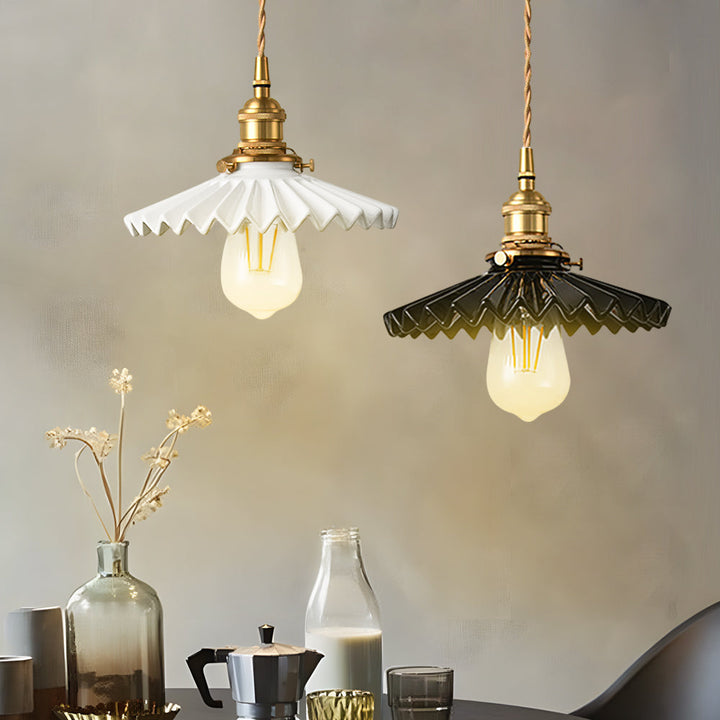Vintage ceramic pendant lamp with pleated design – brass LED pendant light for dining room and living room | Kalsten