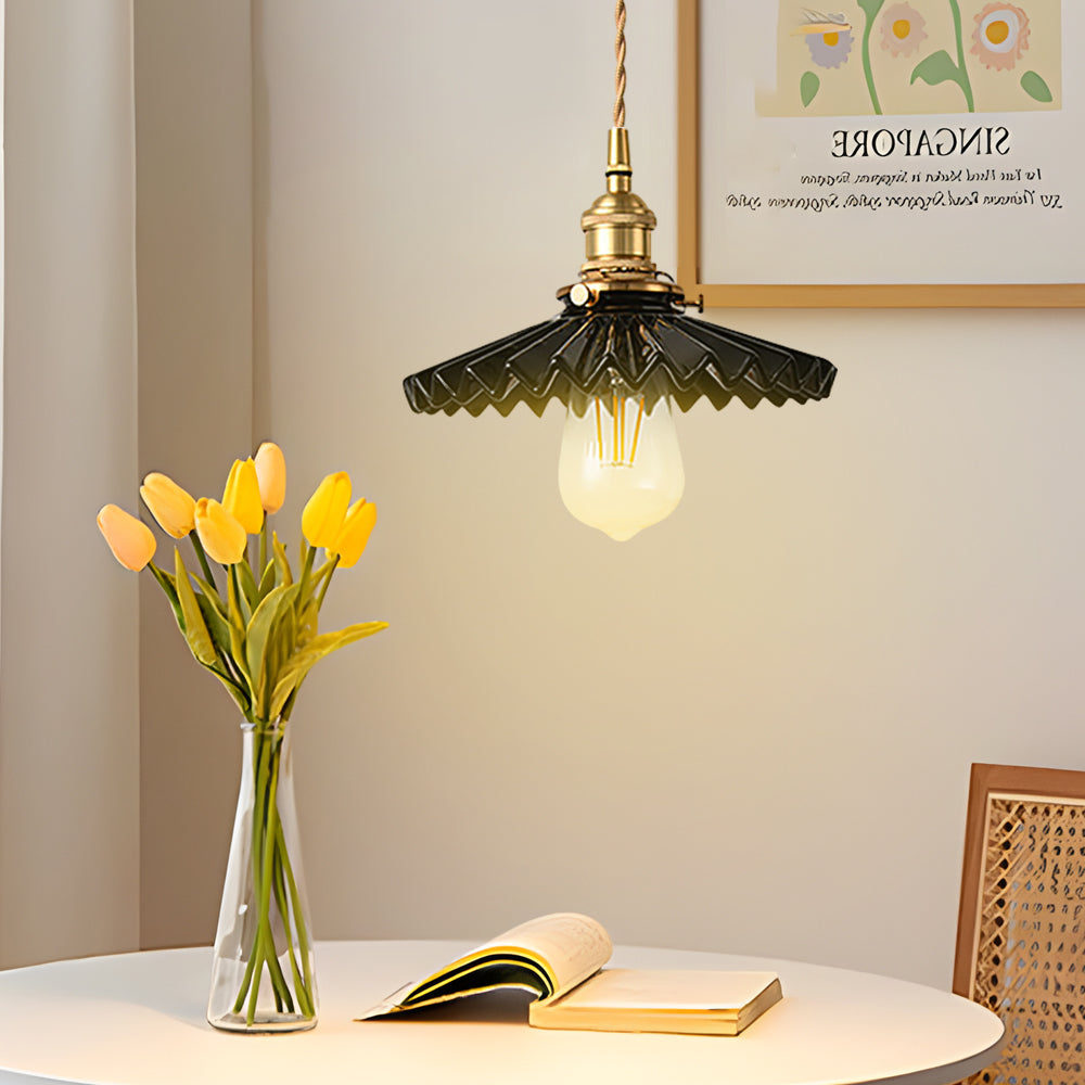 Vintage ceramic pendant lamp with pleated design – brass LED pendant light for dining room and living room | Kalsten