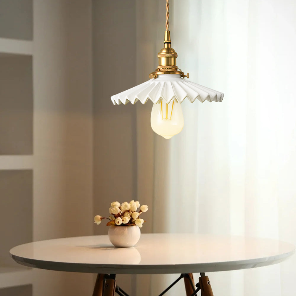 Vintage ceramic pendant lamp with pleated design – brass LED pendant light for dining room and living room | Kalsten