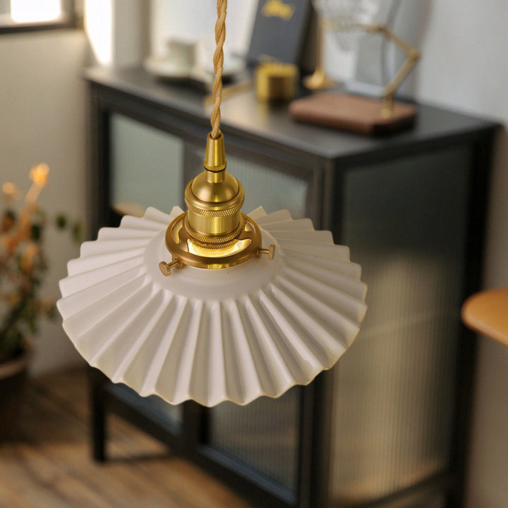 Vintage ceramic pendant lamp with pleated design – brass LED pendant light for dining room and living room | Kalsten