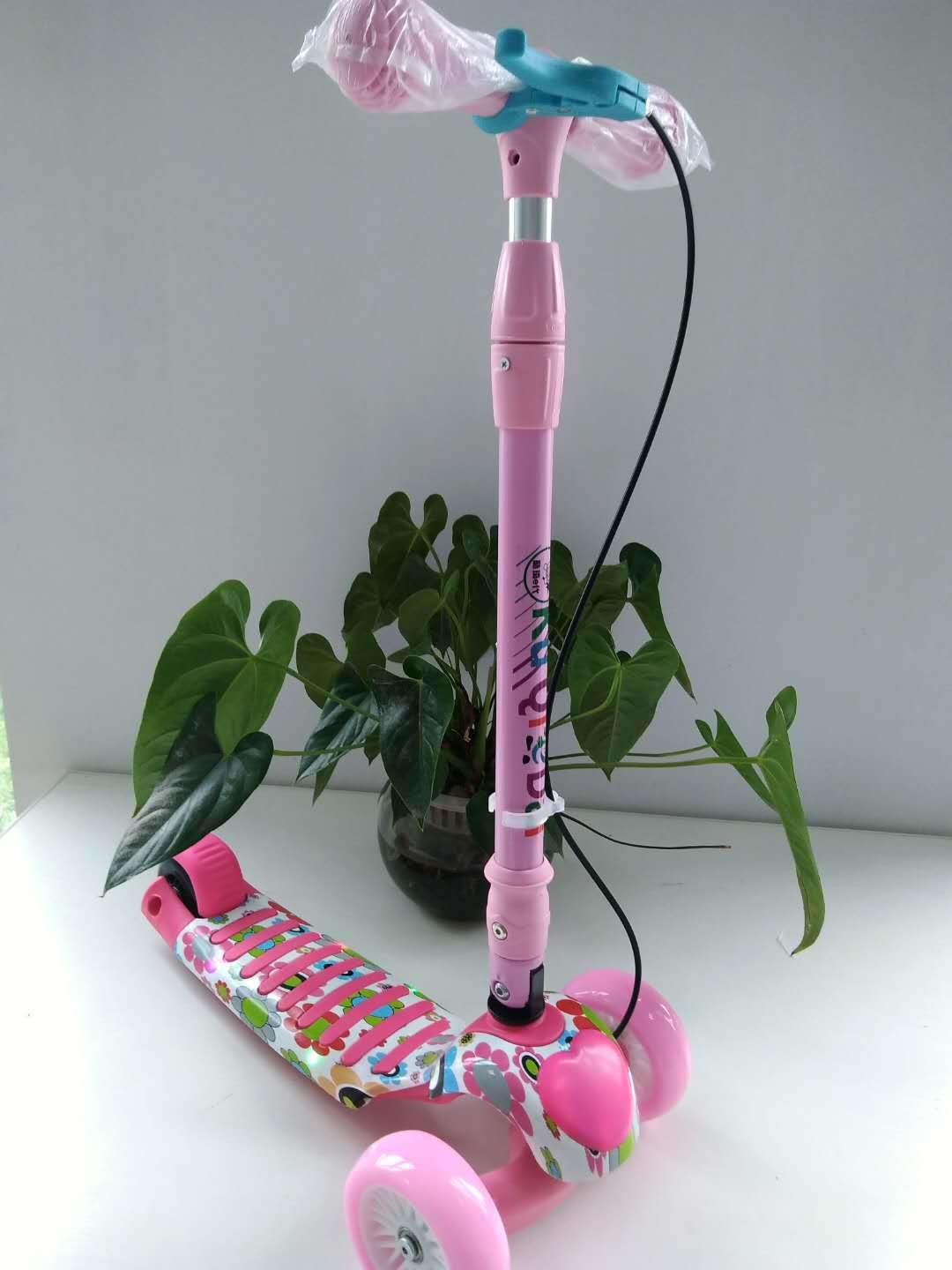 Compact Three-Wheeled Kick Scooter Kalsten