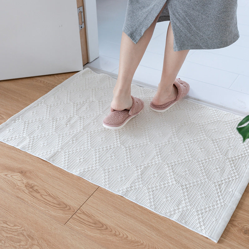 Comfort bath mat made of voluminous cotton blend with textured diamond tuft and non-slip latex backing