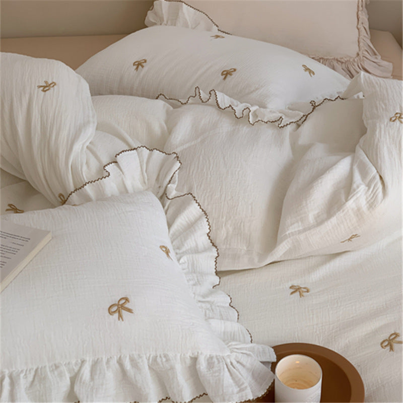 Bedding set made of cotton muslin with embroidered bows and ruffles