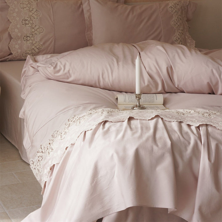 Bedding set made of cotton satin with lace trim and ruffle