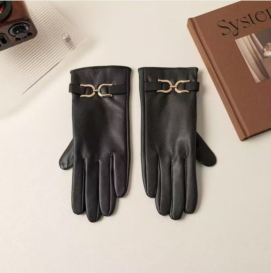 Elegant Leather Gloves with Chain Detail Kalsten
