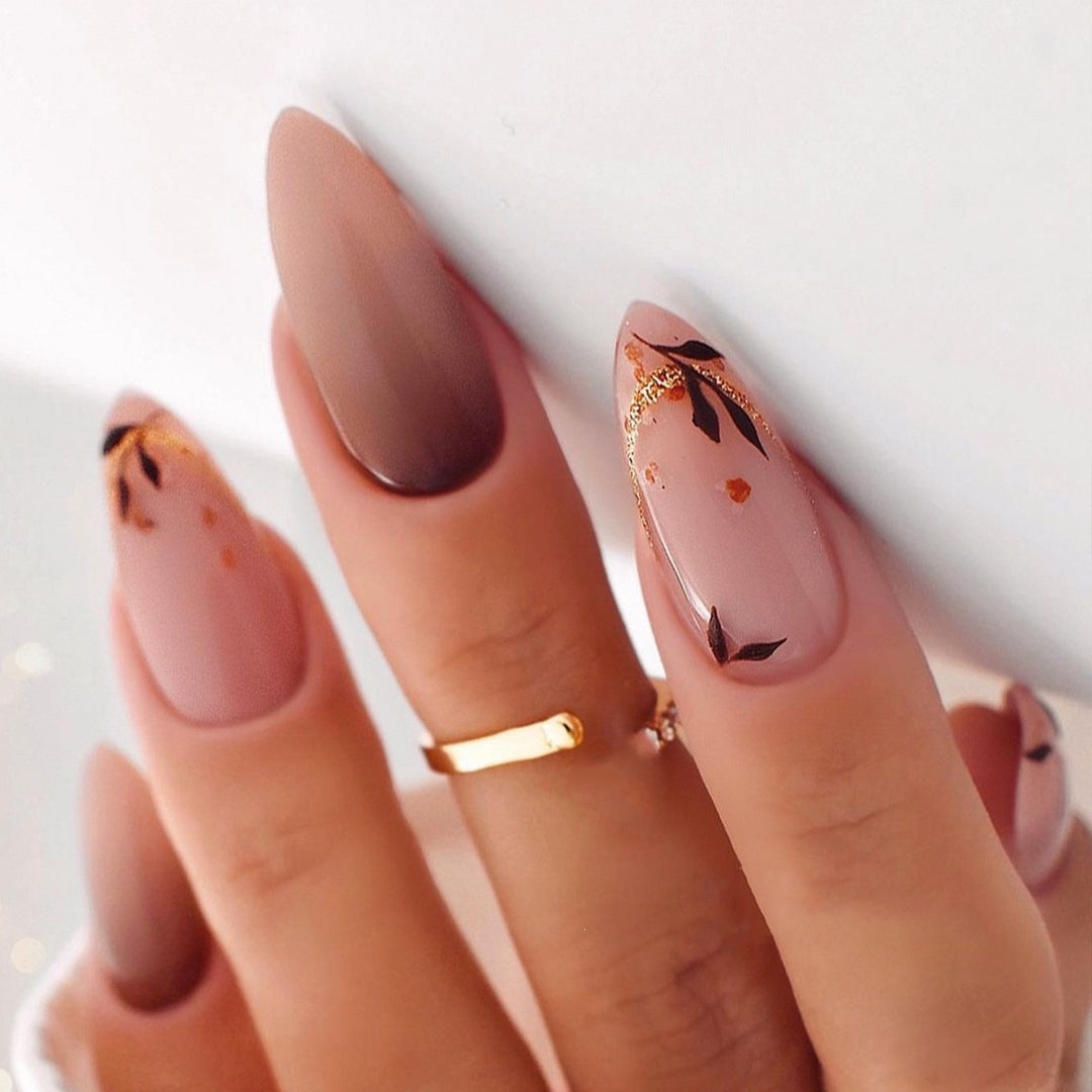Artificial nail creation with glamorous tips and glitter details Kalsten