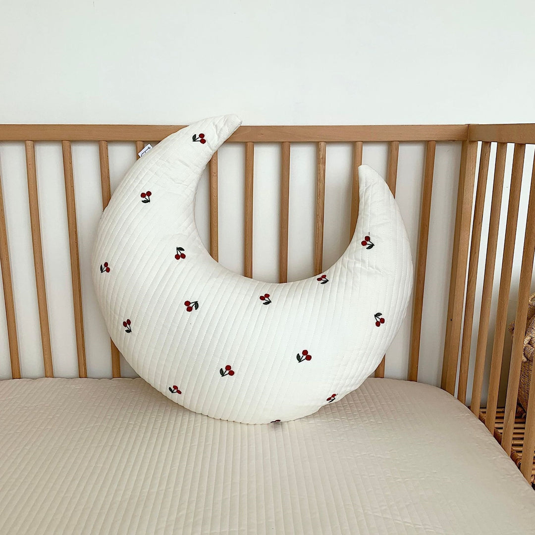 Mouth-shaped baby neck support pillow with quilted cover and teddy embroidery
