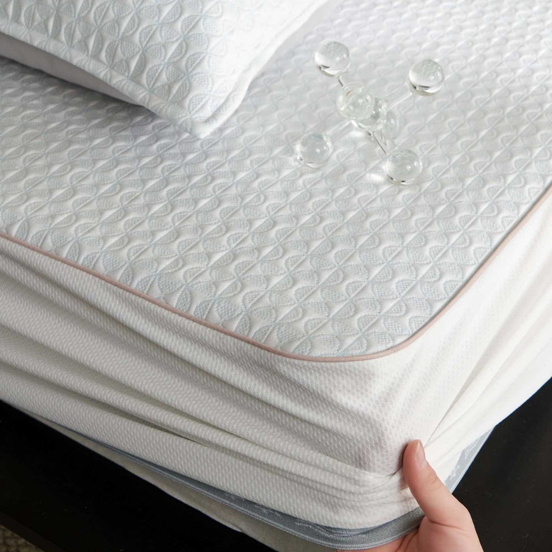 Breathable mattress topper made of memory foam with removable cotton cover