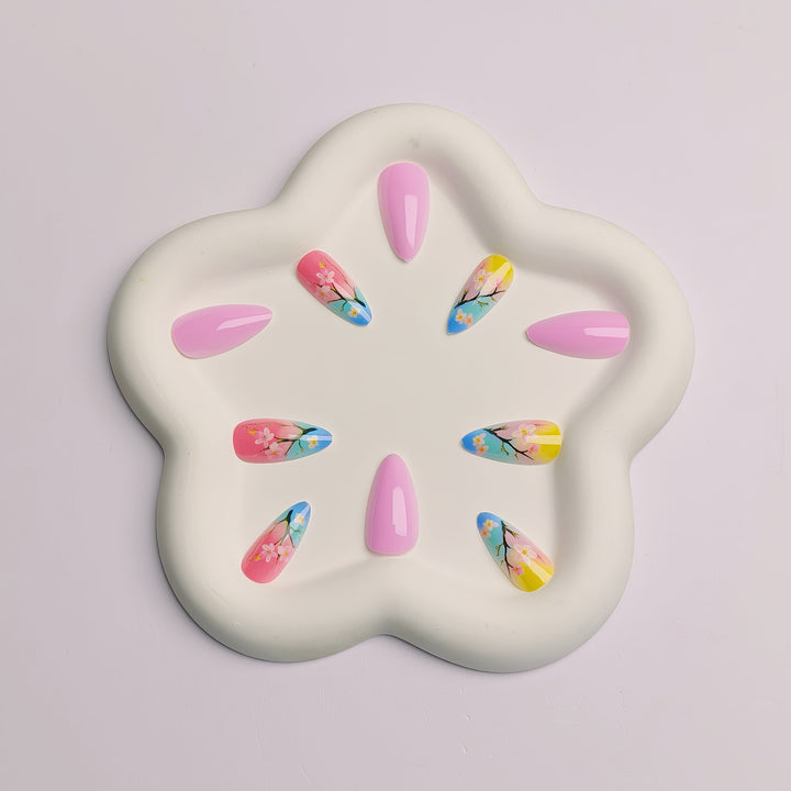 Floral Blossom-Themed Nail Art Kalsten