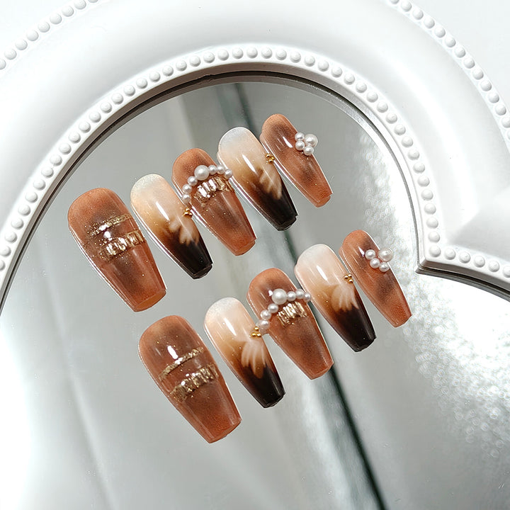Artificial nails with elegant pearl and gold accents Kalsten