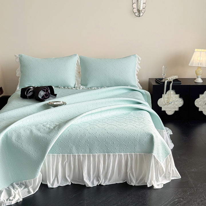 Quilted bedspread set with frill, relief pattern and light summer filling