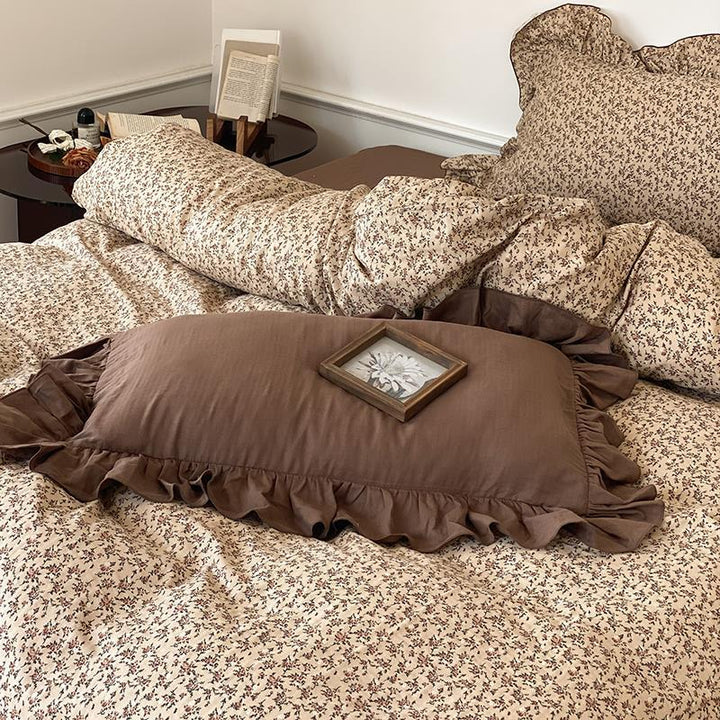 Cotton bedding set with delicate floral pattern and decorative ruffle