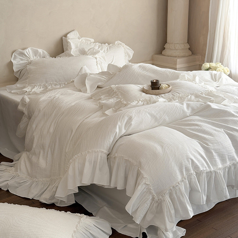Bedding set with ruffle and fine texture in cotton mix