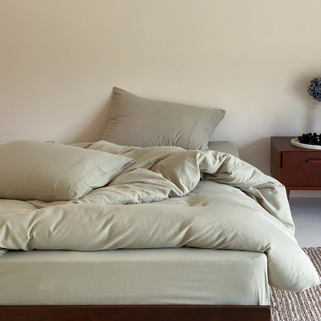 Complete bedding set with lightweight all-season duvet, pillow and fitted sheet made of cotton percale