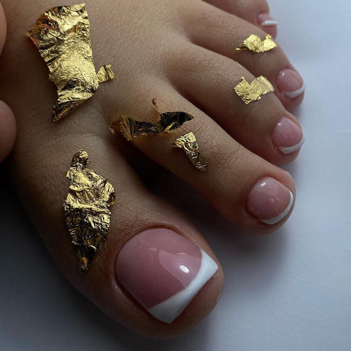Artful toenail decoration with elegant gold accent Kalsten