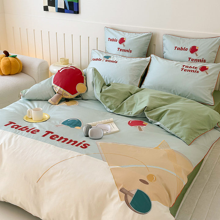 Children's bedding set with astronaut and star print, reversible function