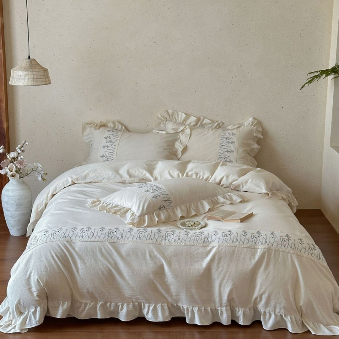 Romantic bedding set made of cotton-linen with ruffled frills and embroidered floral border