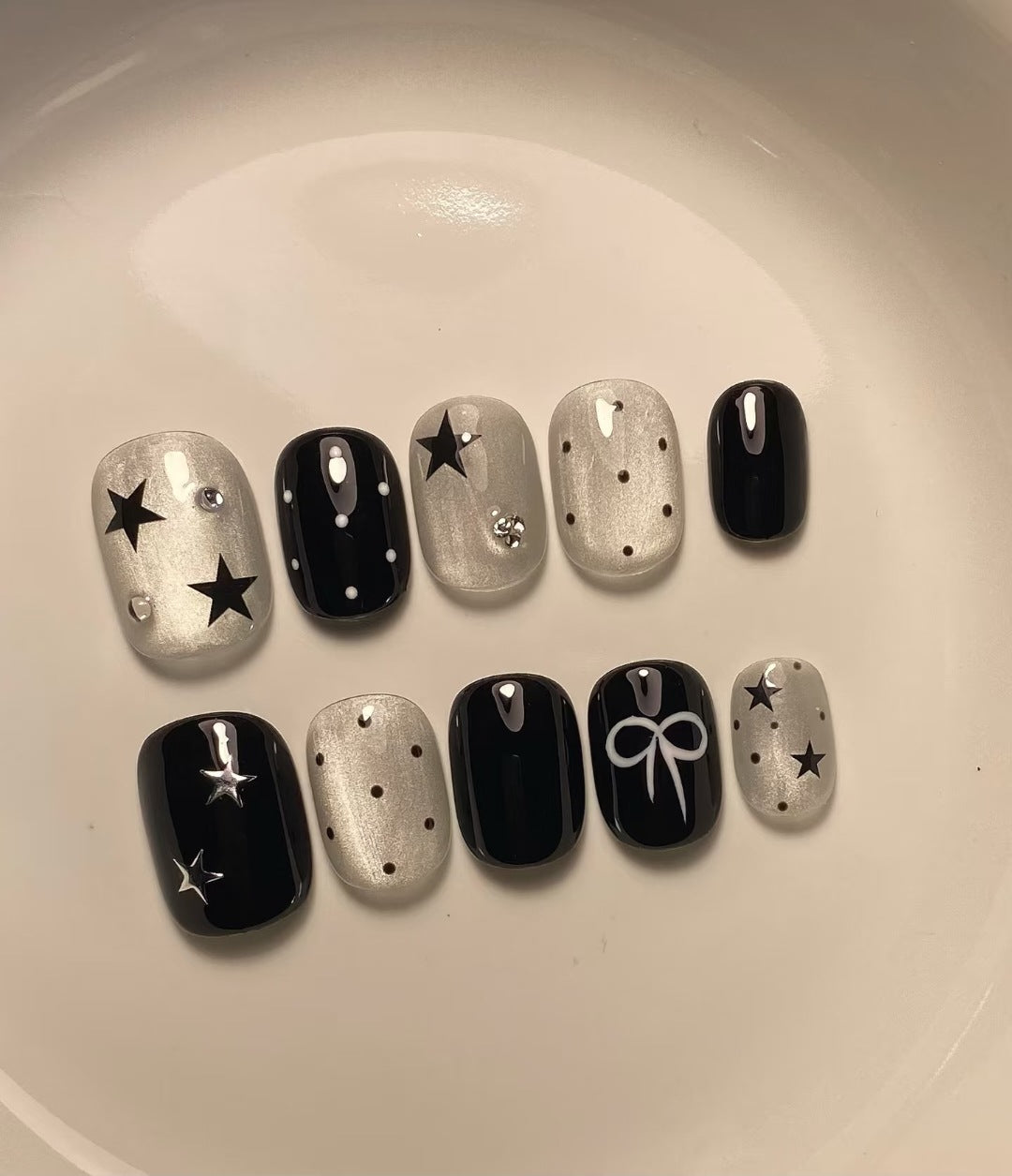 Artistic Press-On Nail Art Set with Star and Grid Designs