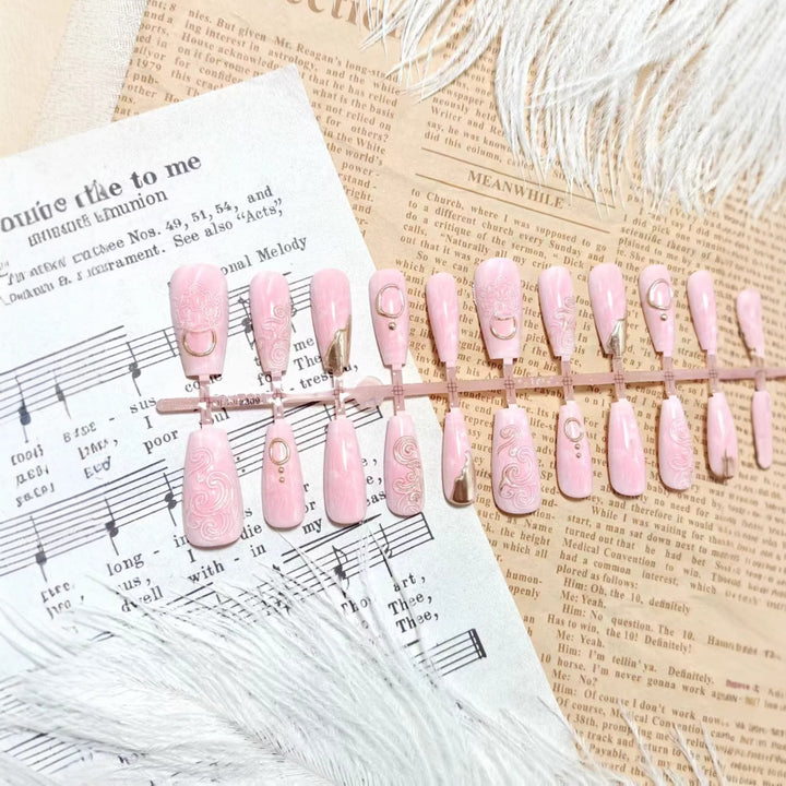 Artificial nails with elegant gold embellishments Kalsten