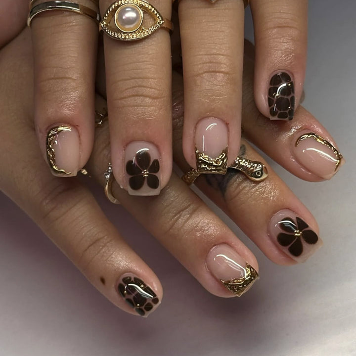Artistic Nail Art with Elegant Golden Accents Kalsten