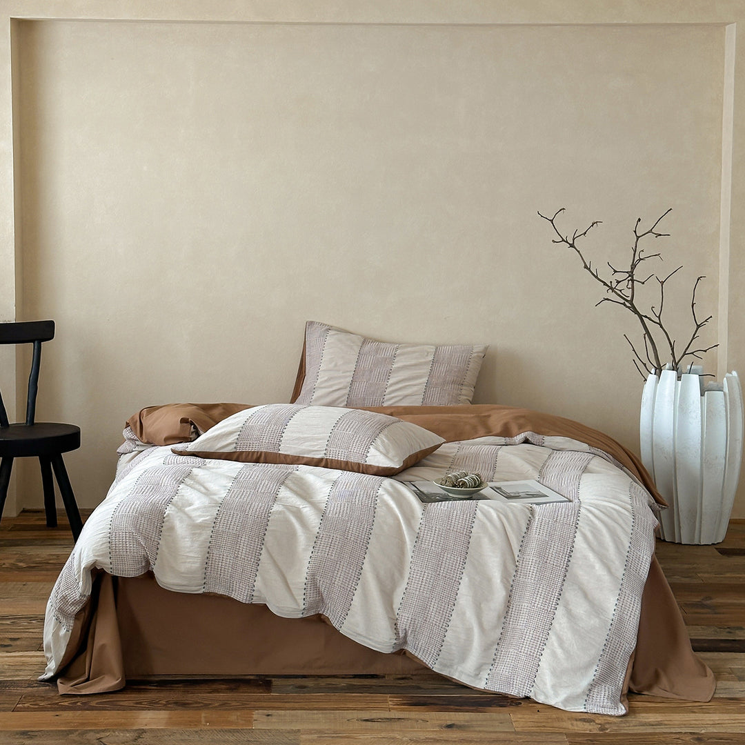 Bedding set made of cotton with woven stripes and integrated fitted sheet