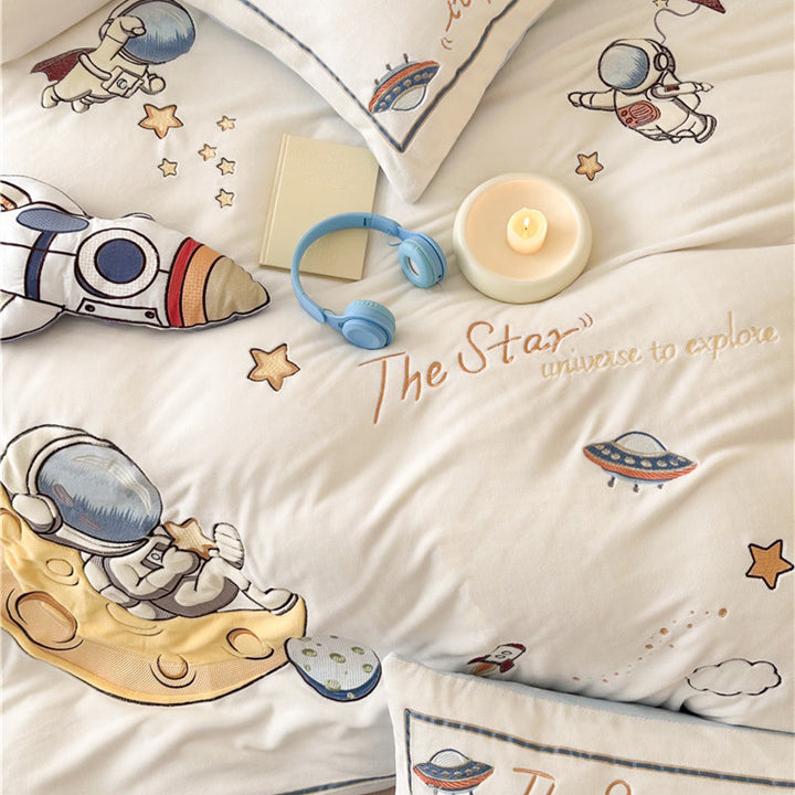 Child bedding set made of soft cotton blend with embroidered astronaut and rocket motif