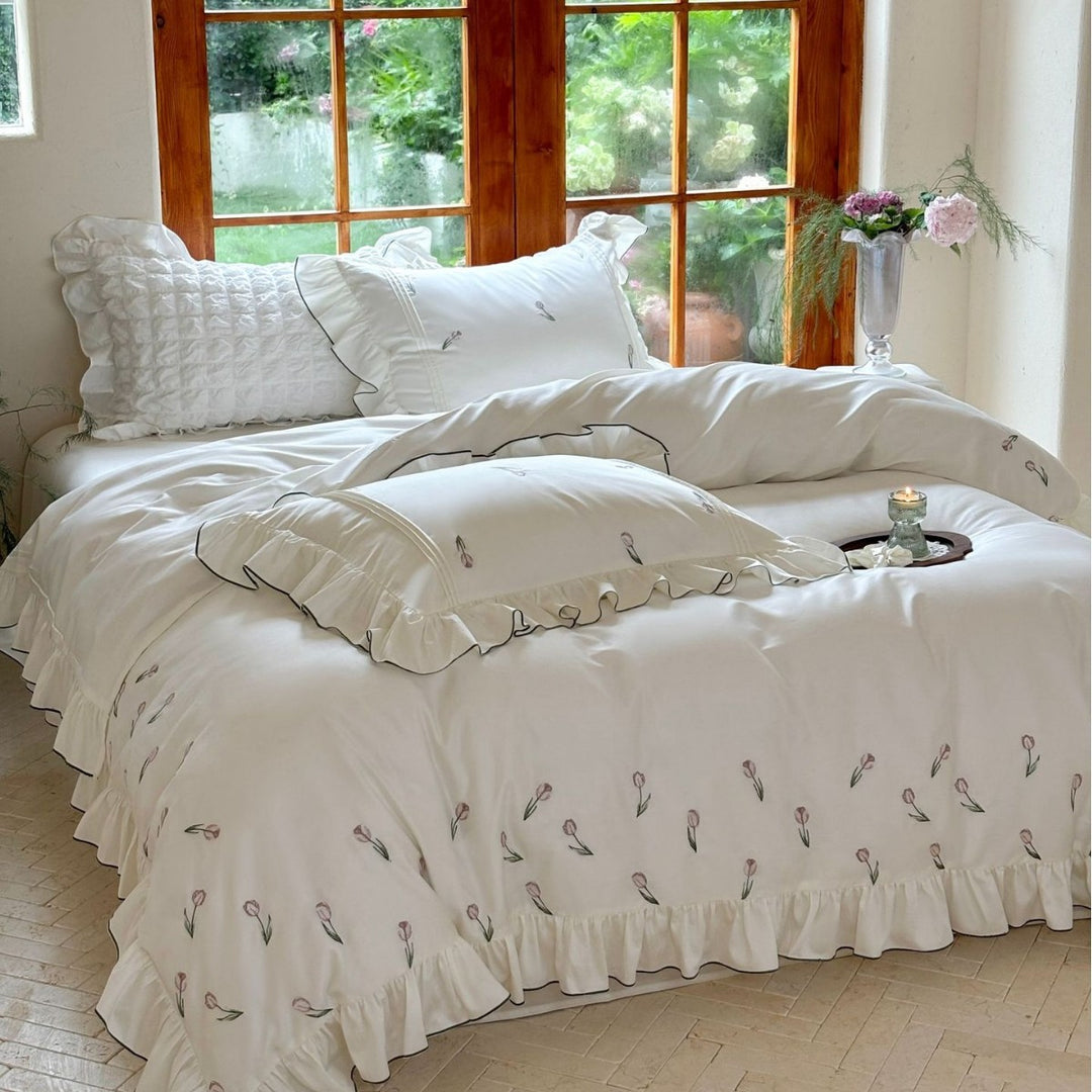 Romantic cotton percale bedding set with ruffled hem and embroidered tulip motif