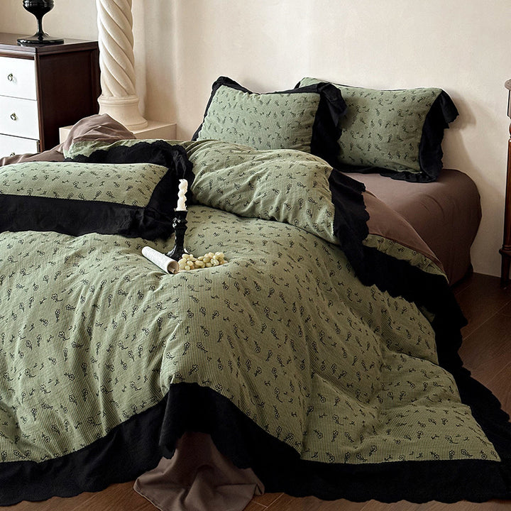 Floral bedding set made of fine cotton jacquard with contrasting ruffle and soft quilt