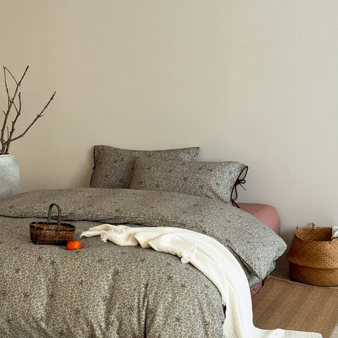 Quilted bed linen set with floral block print look and tie closure