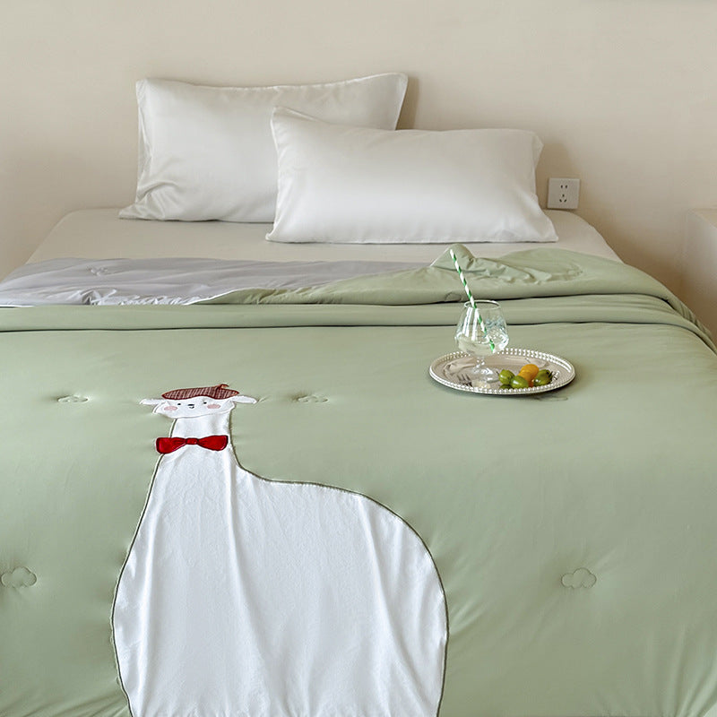 Reversible quilted bedspread with embroidered bear motif and light filling