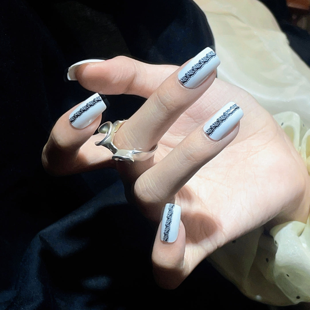 Artistic Premium Press-On Nail Tips with Elegant Design