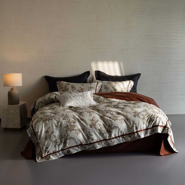 Reversible bedding set made of cotton satin with fine leaf pattern and contrasting piping
