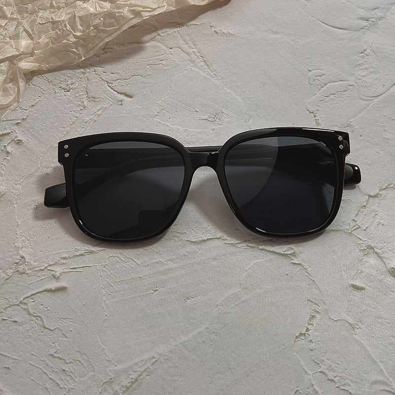 Fashionable Oversized Sunglasses in Contemporary Design Kalsten