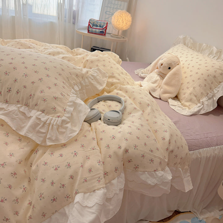 Luxurious cotton bedding set with ruffle and delicate floral print