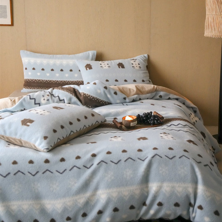 Cozy thermal fleece bedding set with winter motif and reversible side