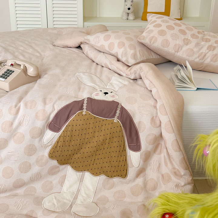 Children's quilt set with appliquéd dog motif and polka dot pattern