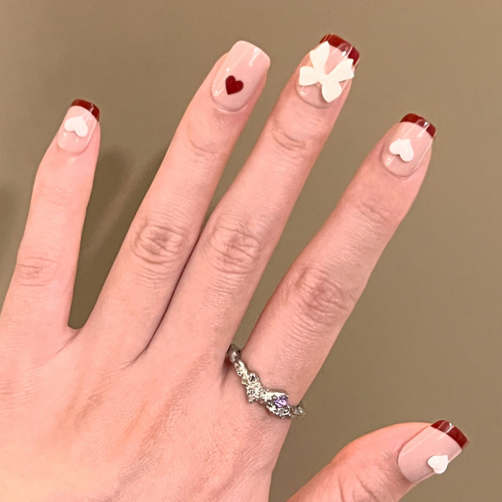 Artful nail art with heart and bow motifs Kalsten