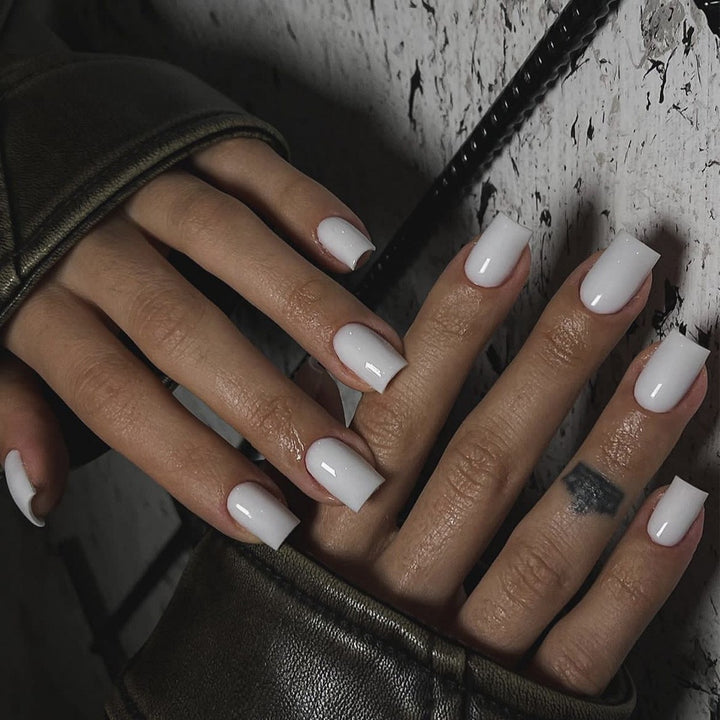 Acrylic nail set with elegant, natural finish Kalsten