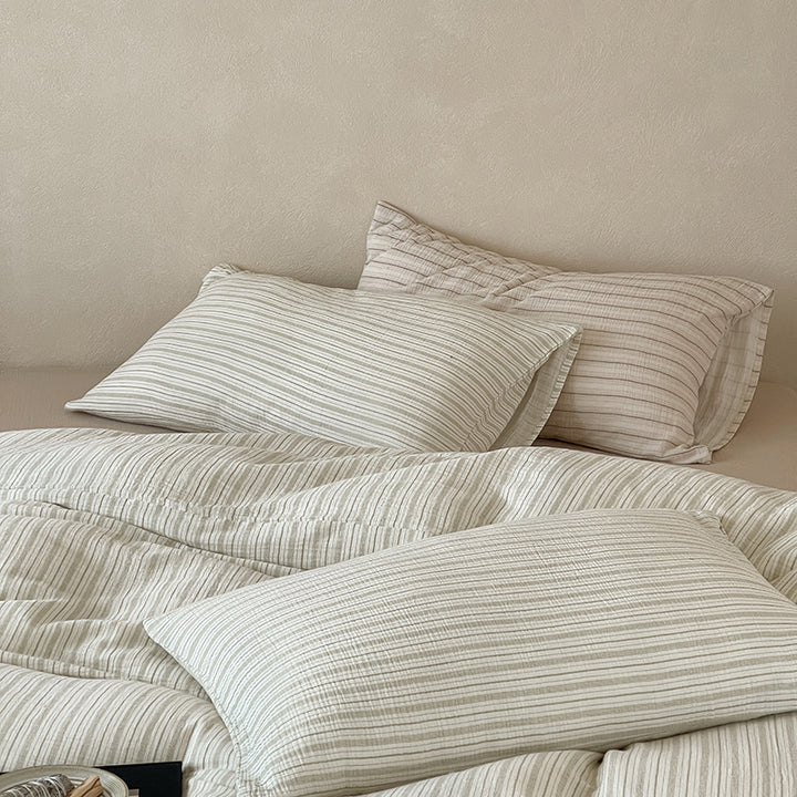 Linen-look bedding set with fine stripes