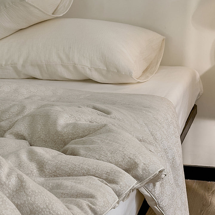 Ultralight thermal quilt with climate-regulating hollow fiber filling