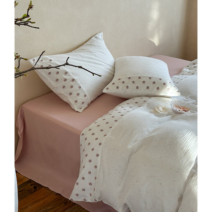 Bedding set made of organic cotton muslin with delicate flower dot embroidery and fitted sheet